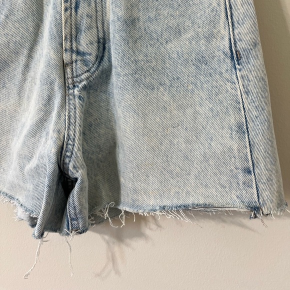 ZARA Acid Light Wash Super High Rise Distressed Hem Denim Shorts Size 0 - Picture 4 of 11